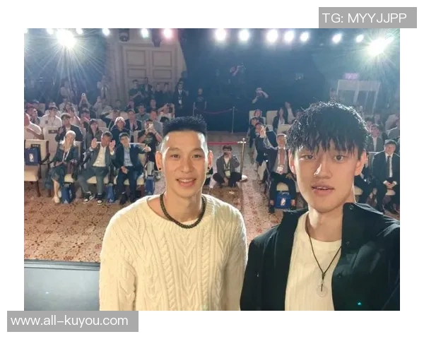 曾凡博与狄龙赛前激情致辞引发现场球迷热烈欢呼气氛高涨