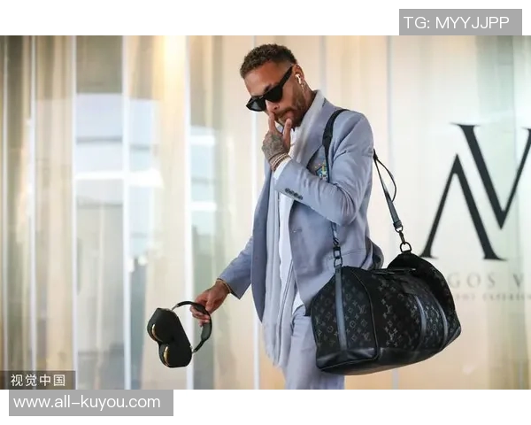 内马尔选择低调风格粉白色LV外套售价4300镑搭配面罩引关注