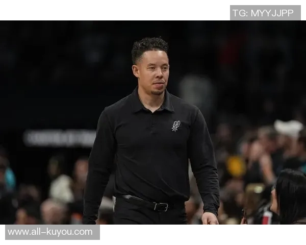 米奇约翰逊强调文班是球队基石但他渴望团队合作而非孤军奋战 米奇约翰逊强调文班是球队基石但他渴望团队合作而非孤军奋战