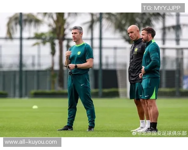 国安队今晨十点启程前往海口进行冬训斯帕吉奇法比奥随队出发