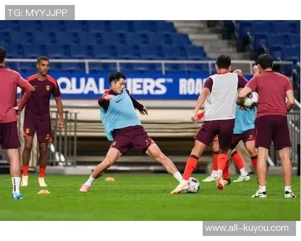 东体报道U22国足集训期间足协副主席许基仁亲临现场为球队加油助威 东体报道U22国足集训期间足协副主席许基仁亲临现场为球队加油助威